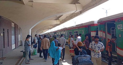 ঈদে বাড়ি ফেরা মানুষের ভিড় কমলাপুর রেলওয়ে স্টেশনে
