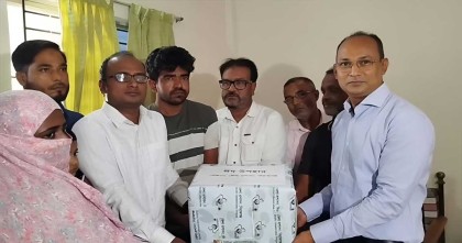 সিরাজগঞ্জে শহিদ ১৩ পরিবারকে জেলা প্রশাসকের ঈদ শুভেচ্ছা ও ঈদ সামগ্রী প্রদান
