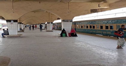 স্টেশনে যাত্রীদের পদচারণা কম, সব ট্রেন ঢাকা ছাড়ছে নির্ধারিত সময়ে  