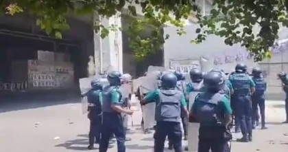 প্রেস ক্লাবের সামনে শ্রমিক-পুলিশের ধাওয়া-পাল্টা ধাওয়া