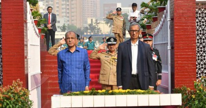 রাজারবাগ পুলিশ স্মৃতিসৌধে স্বরাষ্ট্র উপদেষ্টা-আইজিপির শ্রদ্ধা নিবেদন
