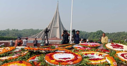 স্মৃতিসৌধে ফুলেল শ্রদ্ধায় জাতির বীর সন্তানদের স্মরণ