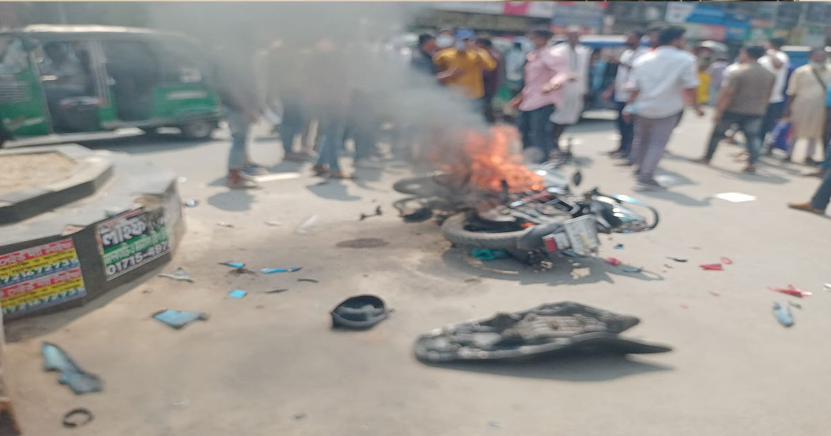 ডাকাতদের ছবি ধারণ করায় সাংবাদিকের মোটেরসাইকেল পুড়িয়ে দিয়েছে ছাত্রদল নেতা