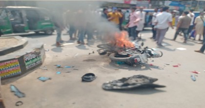 ডাকাতদের ছবি ধারণ করায় সাংবাদিকের মোটেরসাইকেল পুড়িয়ে দিয়েছে ছাত্রদল নেতা