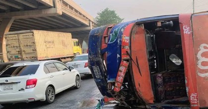 রাজধানী বনানীতে বাস উল্টে ৪২ জন আহত