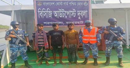 সুন্দরবনের হিরণ পয়েন্ট থেকে ইঞ্জিন বিকল হয়ে চরে আটকে পড়া ৩ জেলে উদ্ধার