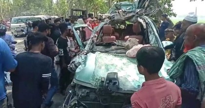 মাগুরায় বাসের সঙ্গে সংঘর্ষে দুমড়েমুচড়ে গেল মাইক্রোবাস, আহত ৬