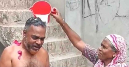 জামিনে মুক্তি পেয়ে  নিষিদ্ধ সংগঠন সাবেক ছাত্রলীগ নেতার দুধ দিয়ে গোসল