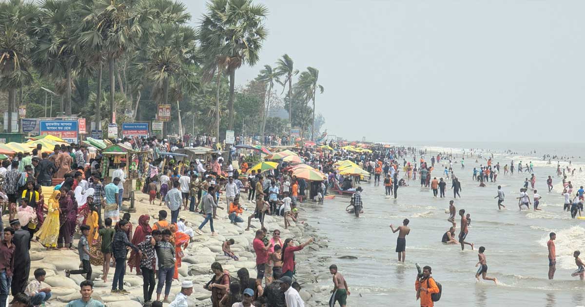 ঈদের দিন কুয়াকাটা সৈকতে পর্যটকের ঢল