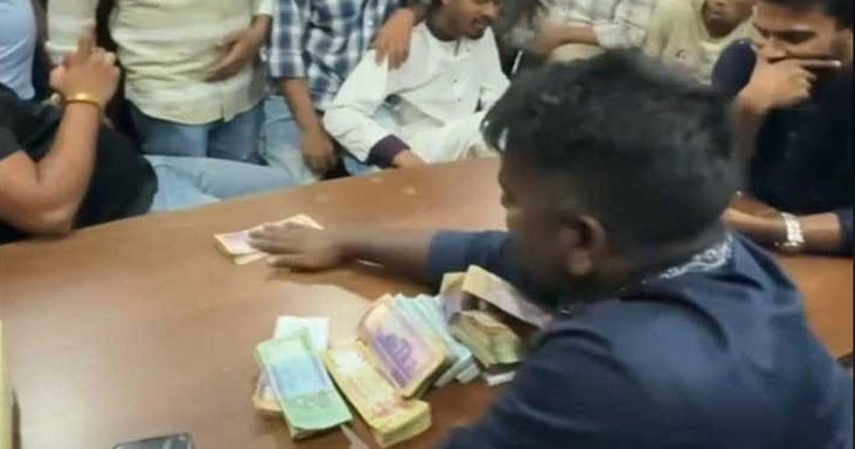 বান্ডিল বান্ডিল টাকা বিলাচ্ছেন ছাত্রদল নেতা, ভিডিও ভাইরাল
