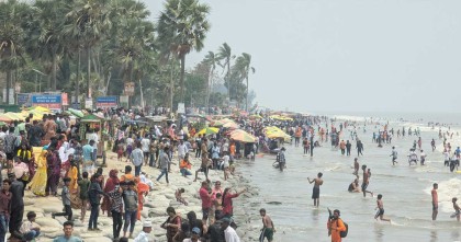 ঈদের দিন কুয়াকাটা সৈকতে পর্যটকের ঢল
