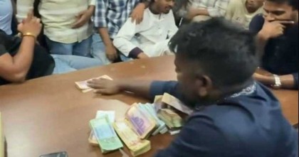 বান্ডিল বান্ডিল টাকা বিলাচ্ছেন ছাত্রদল নেতা, ভিডিও ভাইরাল