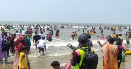 ঈদের ছুটিতে কক্সবাজার সৈকতে লাখো পর্যটকের ঢল : হয়রানি বন্ধে কঠোর প্রশাসন