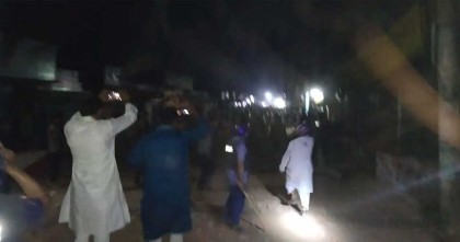 মাইকে ঘোষণা দিয়ে সংঘর্ষে নামে গ্রামবাসী