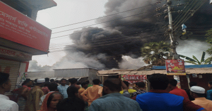 টঙ্গীর কলেজগেট এলাকার মিত্তি বাড়িতে ভয়াবহ অগ্নিকাণ্ড
