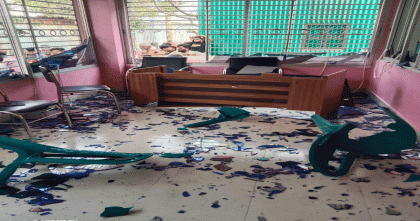 মানিকগঞ্জে আওয়ামী লীগ নেতার বাড়িতে ভাংচুর ও আগুন দেয়ার অভিযোগ, আহত ৭