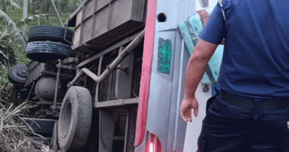 ধামরাইয়ে যাত্রীবাহী বাস খাদে পড়ে একজন নিহত
