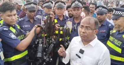 কক্সবাজার সৈকতে ছবি তুলে অতিরিক্ত টাকা দাবী : ১৭ ক্যামরা জব্দ