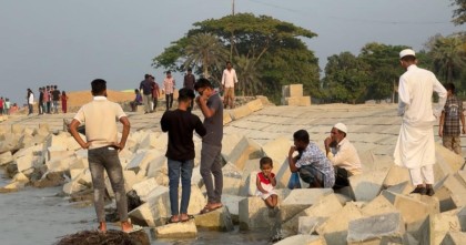 বাউফলের ৭ কিলোমিটার দীর্ঘ বেড়ীবাঁধে পর্যটকের ভিড়