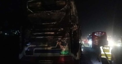 আশুলিয়ায় চলন্ত বাসে আগুন