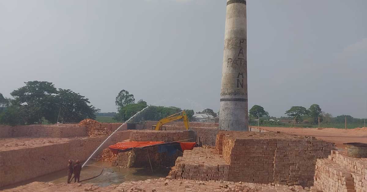 মানিকগঞ্জে অবৈধ ইটভাটা গুঁড়িয়ে দিল প্রশাসন
