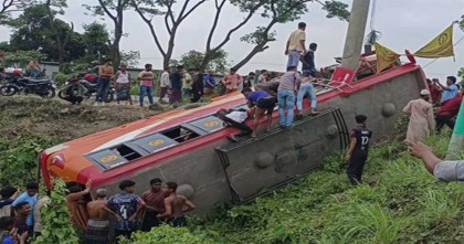 ফরিদপুরে বাস উল্টে খাদে, নিহত ৭