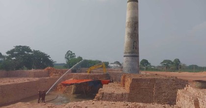 মানিকগঞ্জে অবৈধ ইটভাটা গুঁড়িয়ে দিল প্রশাসন
