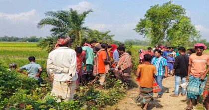 পাবনায় সড়কের পাশে মিলল ব্যবসায়ীর গলাকাটা লাশ