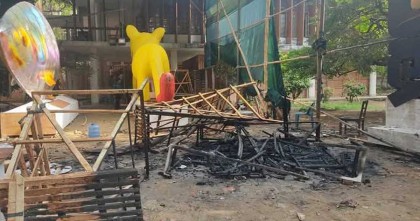 চারুকলায় আগুনে পুড়লো ফ্যাসিস্টের প্রতিকৃতি