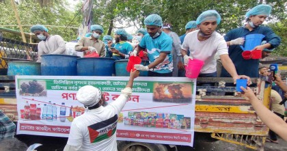 সোহরাওয়ার্দী উদ্যানে বিনামূল্যে খাওয়ানো হচ্ছে পানি-শরবত 