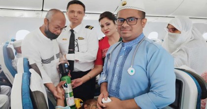 বিমানে অজ্ঞান যাত্রীকে জরুরি চিকিৎসা দিয়ে প্রশংসায় ভাসছেন ডা. রায়হান উদ্দিন