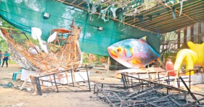 চারুকলার ফটক টপকে মোটিফে আগুন, মামলা