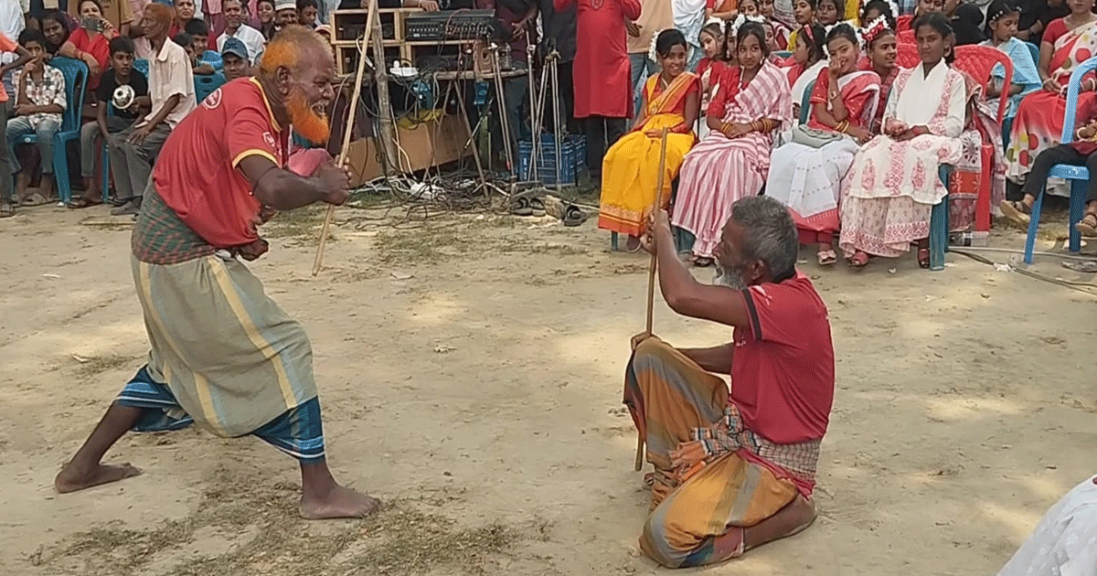 মানিকগঞ্জে বর্ষবরণে গ্রাম বাংলার ঐতিহ্যবাহী লাঠি খেলা অনুষ্ঠিত
