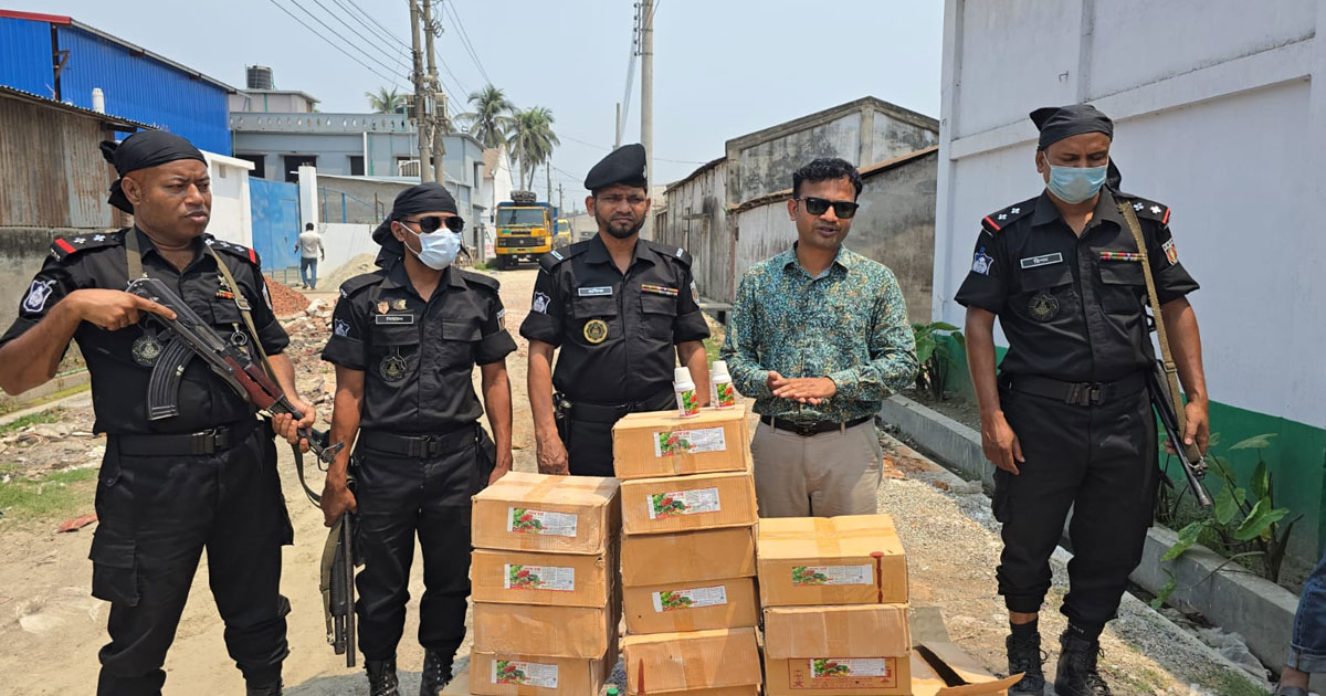 সার উৎপাদনে রাসায়নিকের পরিবর্তে মেশানো হয় বালু: একটি প্রতিষ্ঠানকে জরিমানা