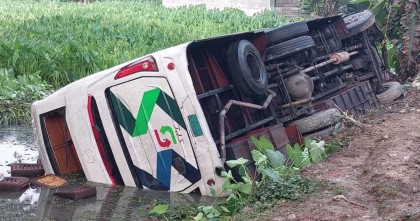 ঝালকাঠিতে নিয়ন্ত্রণ হারিয়ে বাস খাদে পড়ে ১৩ জন আহত