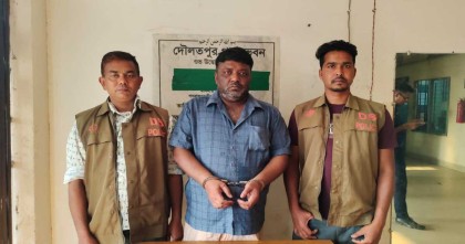 মরিচা ইউনিয়ন পরিষদের (ইউপি) চেয়ারম্যান জাহিদুল ইসলাম জাহিদকে অস্ত্র-গুলিসহ আটক