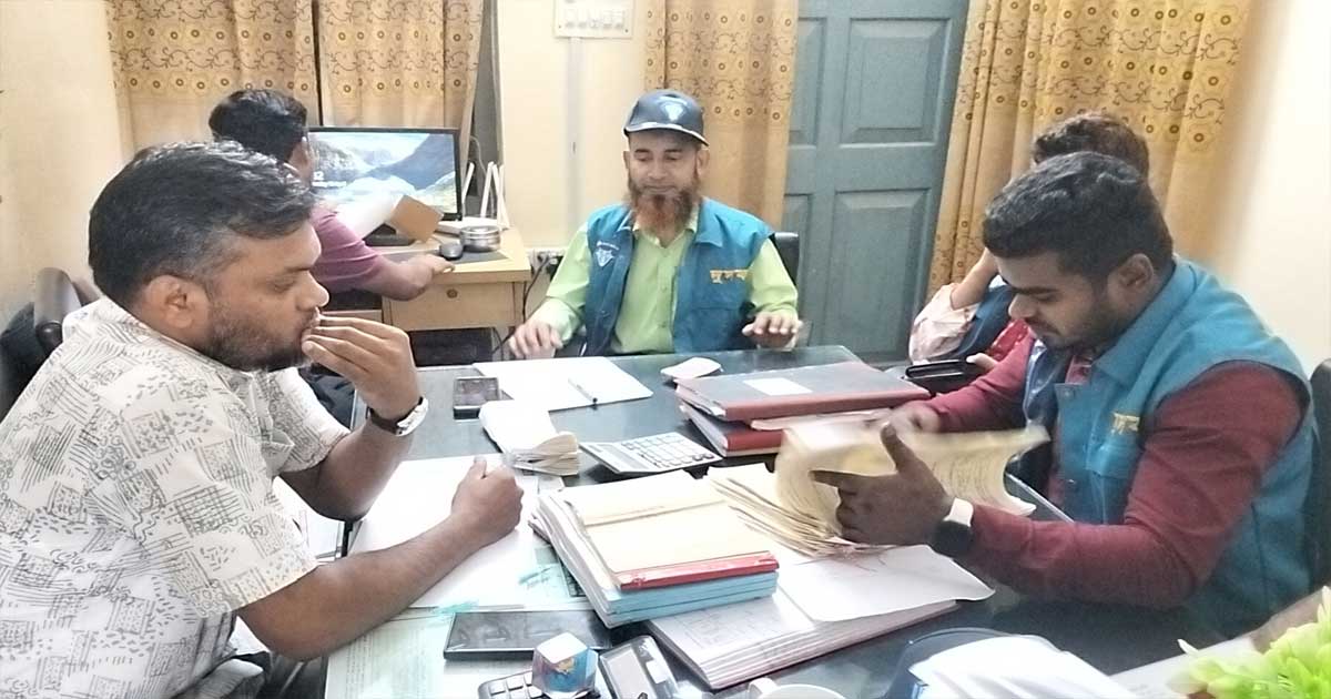 সাব রেজিস্ট্রার অফিসে দুদকের অভিযান, নৈশপ্রহরীর পকেট থেকে ৪০ হাজার টাকা উদ্ধার