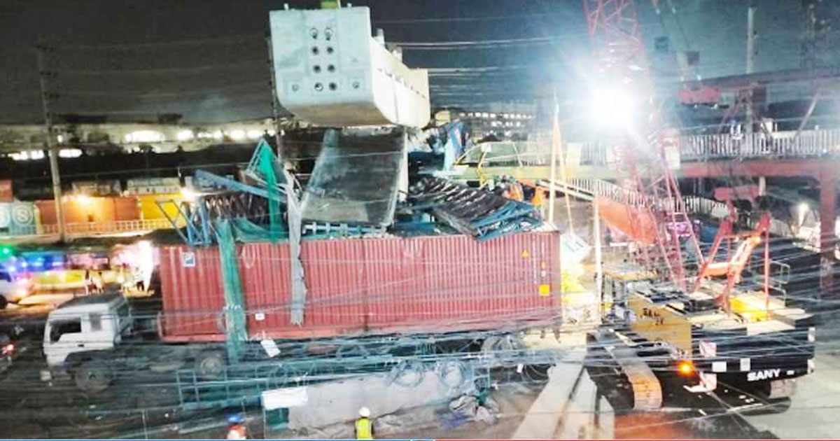কাভার্ডভ্যানের ধাক্কায় ভেঙে পড়ল এক্সপ্রেসওয়ের পিয়ার ক্যাপ সাটার

