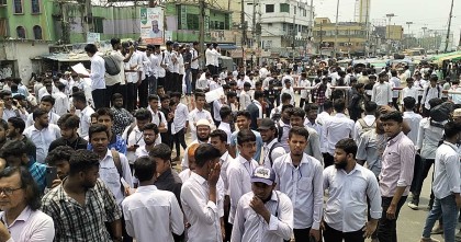 ৬ দফা দাবিতে পলিটেকনিক শিক্ষার্থীদের সড়ক অবরোধ