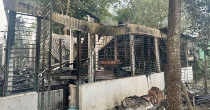 ফ্যাসিস্টের মোটিফ বানানোর সন্দেহে চিত্রশিল্পীর বাড়িতে আগুন