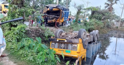 দাঁড়িয়ে থাকা ট্রাকের পেছনে বালুভর্তি ট্রাকের ধাক্কা, নিহত ২