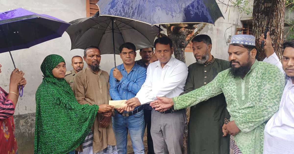 সিলেটে বজ্রপাতে নিহত চাঁপাইনবাবগঞ্জের কৃষকদ্বয়ের দাফন নিজ গ্রামে সম্পন্ন: ইউএনওর অনুদান 