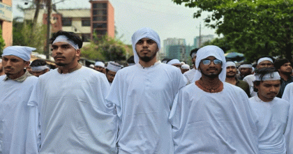 কাফনের কাপড় পরে কারিগরি শিক্ষার্থীদের গণমিছিল