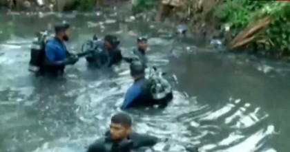 ১৩ ঘণ্টায়ও সন্ধান মেলেনি চট্টগ্রামে খালে নিখোঁজ শিশুর