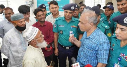 নারী নির্যাতন মামলায় থানায় এসে স্বরাষ্ট্র উপদেষ্টার মুখোমুখি বৃদ্ধ

