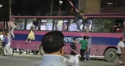মগবাজার রেললাইনে বাস, অল্পের জন্য রক্ষা পেলেন অর্ধশতাধিক যাত্রী