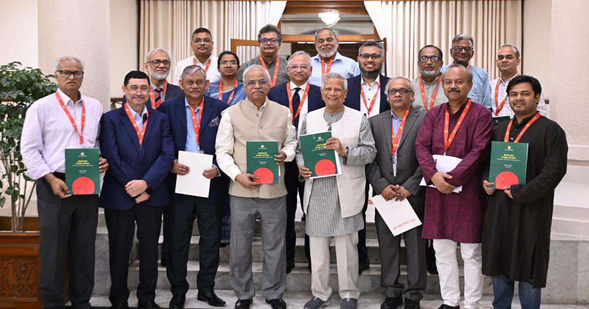 প্রধান উপদেষ্টার কাছে খসড়া প্রতিবেদন জমা দিলো শ্রম সংস্কার কমিশন