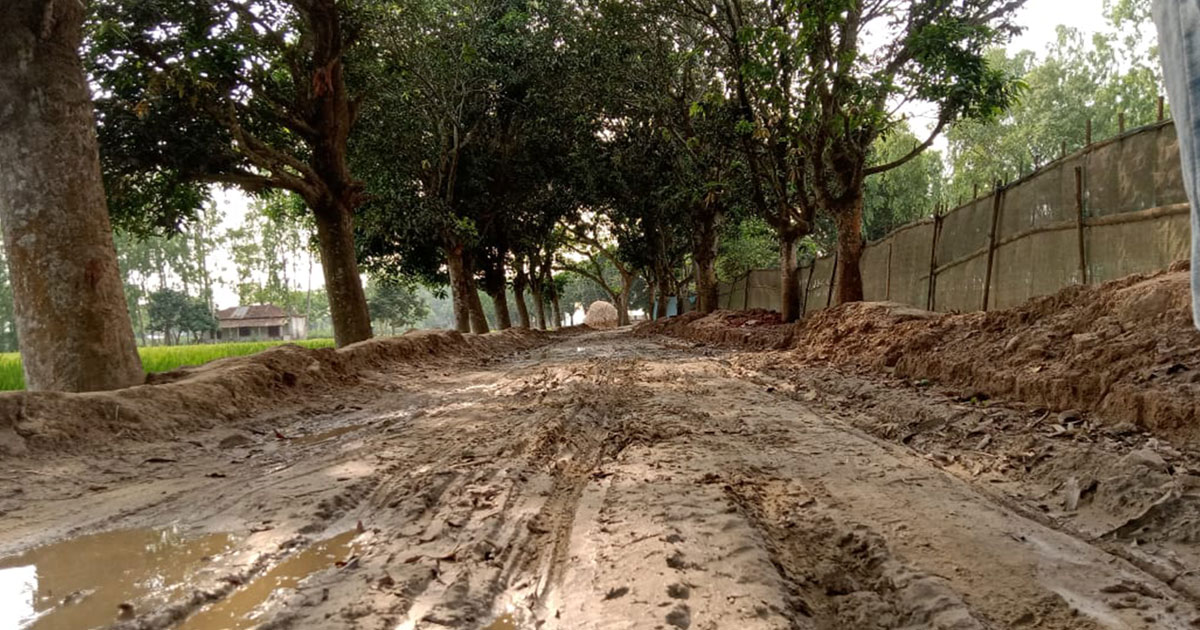 রাস্তা খুঁড়ে লাপাত্তা ঠিকাদার, বিপাকে ৯ গ্রামের মানুষ