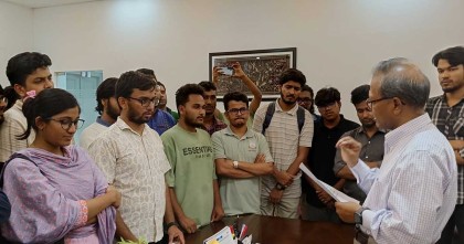 জবিতে বাজেট বৃদ্ধি ও আবাসন ভাতার দাবিতে শিক্ষার্থীদের স্মারকলিপি প্রদান