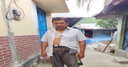 নোয়াখালীতে অফিস ঢুকে প্রধান শিক্ষককে মারধর
